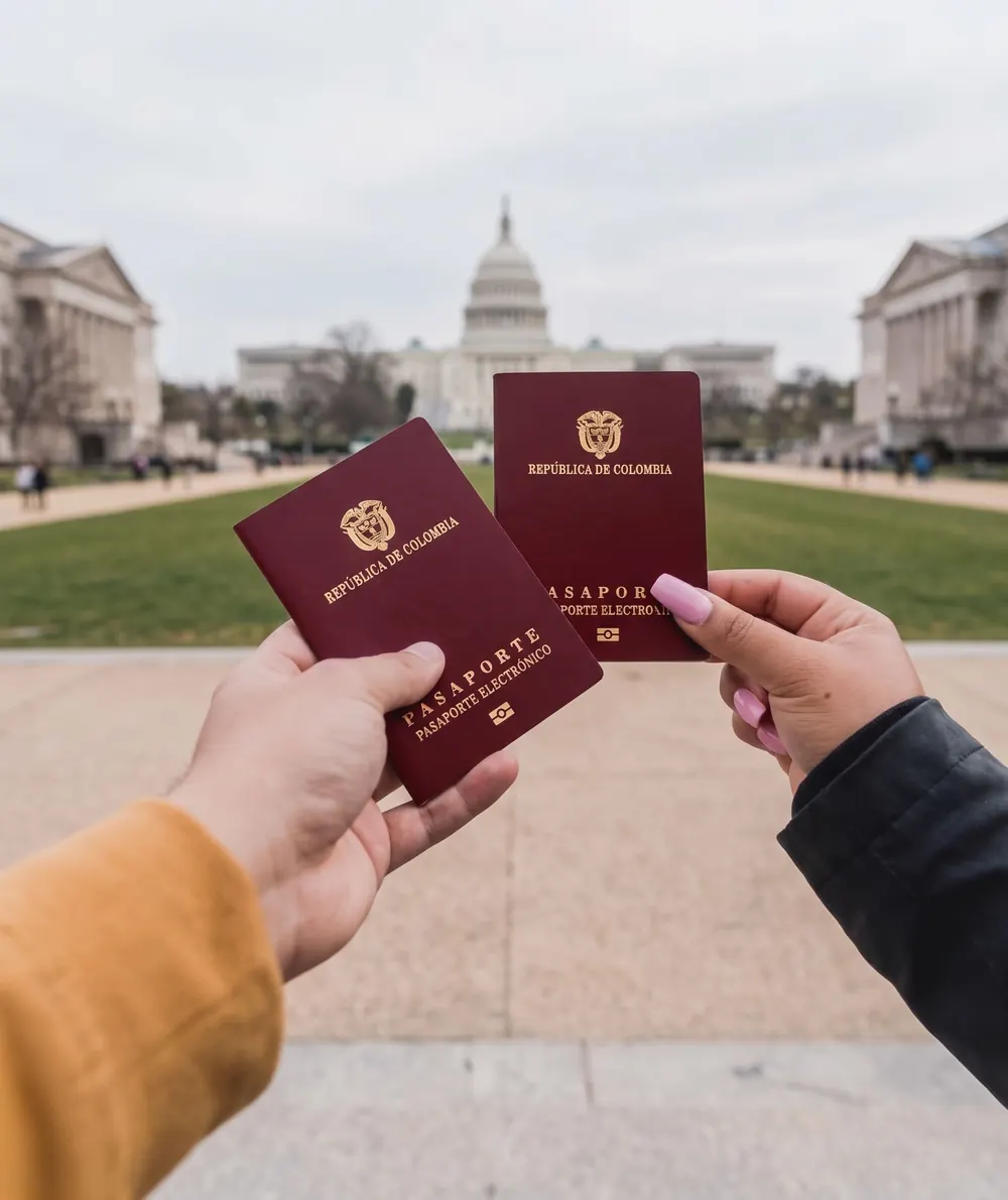 Pasaportes colombianos frente al Capitolio de Estados Unidos