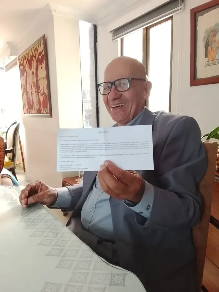 Cliente de Visa Premium sonriendo con su carta de visa aprobada de la Embajada de Estados Unidos